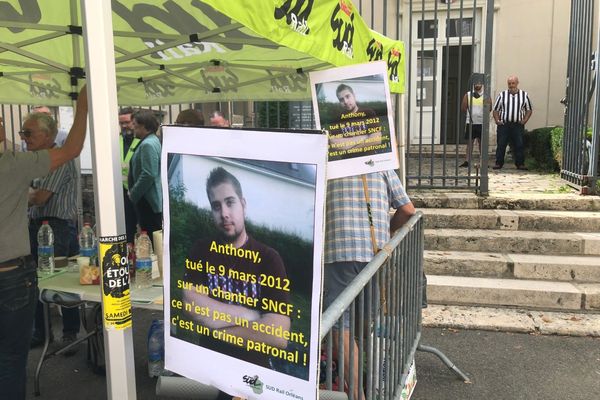 Des syndicalistes Sud devant le palais de justice de Chartres le 8 septembre 2022.