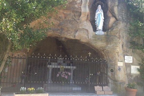 Une reproduction toulousaine de la grotte de lourdes