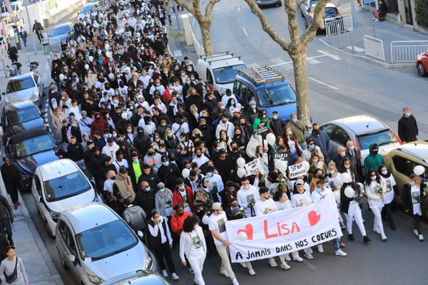 Une marche blanche a rassemblé dimanche 9 janvier à Nice 500 personnes,
selon la préfecture, venues afficher leur soutien à une mère de famille tuée par
son ex-compagnon le 1er janvier, l'un des quatre féminicides depuis le début de
l'année en France.