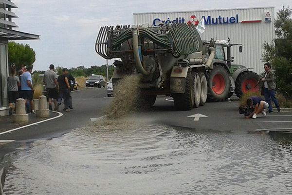 Devant l'un des supermarchés de Marennes 