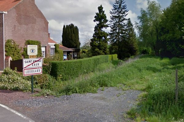 C'est dans un petit cours d'eau, au niveau de la route de Roubaix à Lecelles, que le corps a été découvert.