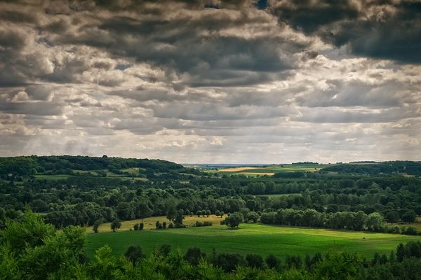 Les collines du Perche, situées à l'est du département de l'Orne qui compte 280 000 habitants.