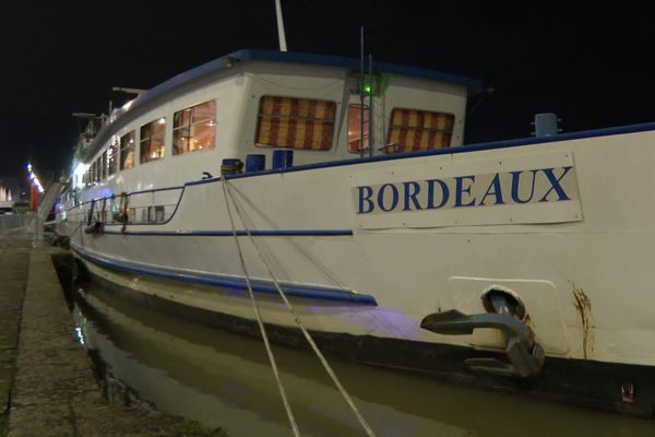 Amarré à Bordeaux, ce bateau de croisière héberge des sans-abris cet hiver.