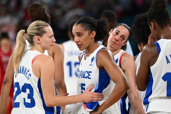 Marine Johannes et Gabby Williams en larmes après leur cruelle défaite d'un point contre les USA en finale des Jeux Olympiques Paris 2024, ce dimanche 11 août.