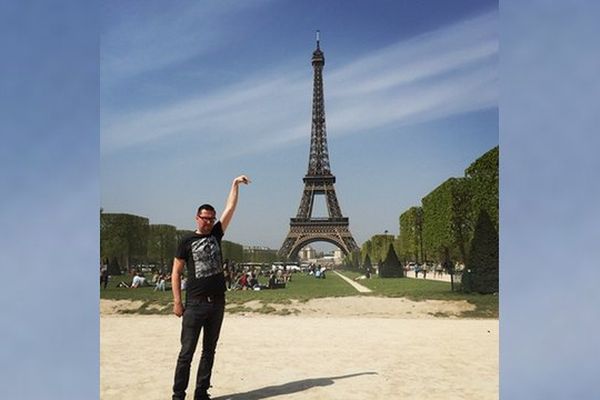 La photo ratée d'Yves Van der Ven devant la Tour Eiffel.