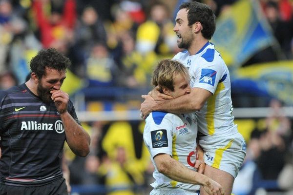 Les Clermontois joueront leur quart de finale au stade Montpied : Nick Abendanon et Morgan Parra se congratulent au coup de sifflet final après avoir battu Saracens le 25 janvier.