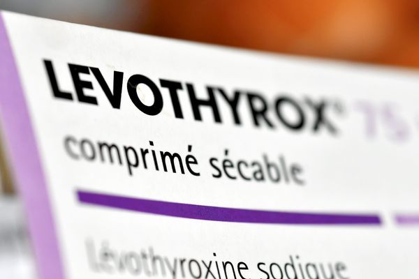 L'excipient du Levothyrox a été modifié en mars 2017. Ce changement de l'enveloppe du médicament est à l'origine d'effets secondaires graves chez certains patients. 