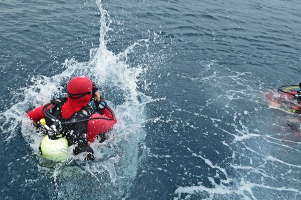 Les sapeurs-pompiers plongeurs du Rhône ont été appelés par les gendarmes de Saint-Romain-en-Gal pour récupérer un corps à la dérive dans le fleuve.