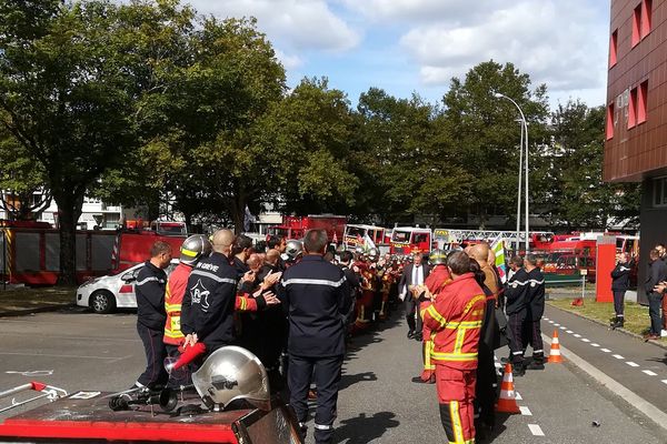 Les pompiers en grève ont formé une haie d'honneur pour accueillir Jean-Claude Leblois, président de la Haute-Vienne.  