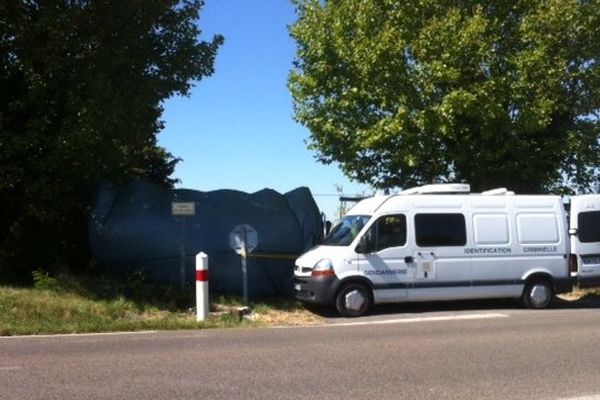 Premières investigations des gendarmes à l'Isle-sur-la-Sorgue après la découverte des corps calcinés - photo Marc Civallero