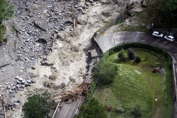 La route coupée à Barèges après les inondations.