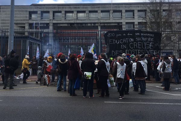 Manifestation des professeurs des écoles creusois devant le rectorat de Limoges le 16 janvier 2017. 