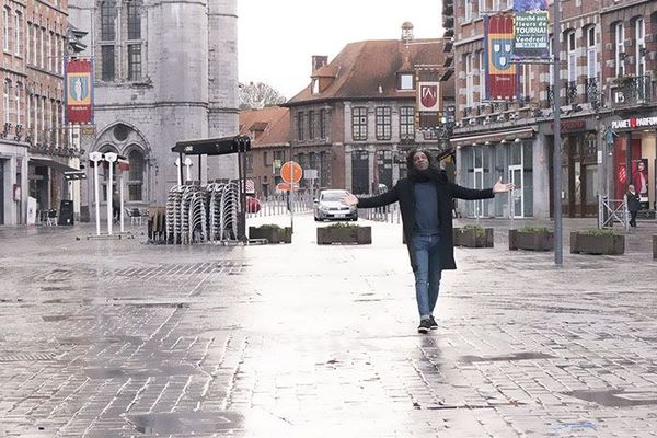 Kamini chante dans les rues de Tournai