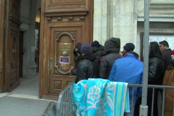 La queue des demandeurs d'asile à Grenoble