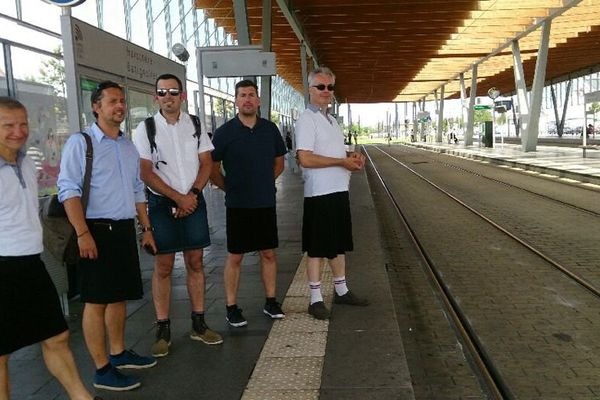 Les conducteurs n'ont pas le droit de porter des bermudas alors... ils portent des jupes !