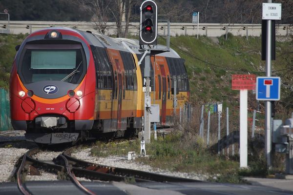 Troisième dimanche de grève pour le train des Pignes