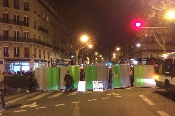 Du matériel urbain bloque le boulevard Saint-Germain, à Paris, dans la nuit de mardi à mercredi.