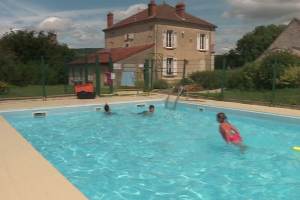 La piscine municipale de Condé-en-Brie est gratuite sans condition pendant un mois et demi.