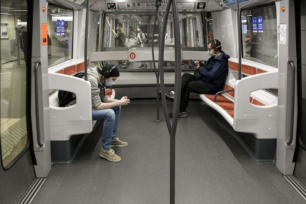 Quelques minutes avant l'arrivée des forces de l'ordre, des passagers sont intervenus pour tenter d'immobiliser l'agresseur. 