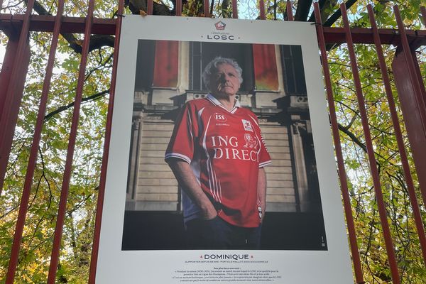 Dominique, supporter du LOSC depuis 54 ans, photographié pour l'exposition anniversaire du club au parc Jean-Baptiste Lebas.