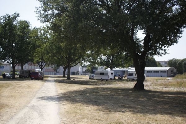 Fuyant l'aire de Beaulieu, trois familles de gens du voyage se sont installées sur le campus de Poitiers