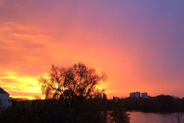 Un magnifique ciel d'automne au lever du jour à Nantes