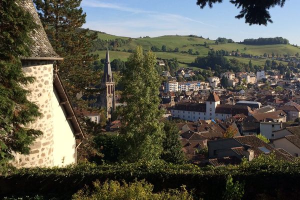 Peu après 17H00, mardi 17 octobre, un homme a été grièvement blessé d’un coup de couteau dans le centre-ville d’Aurillac. L’auteur des faits a pris la fuite. 