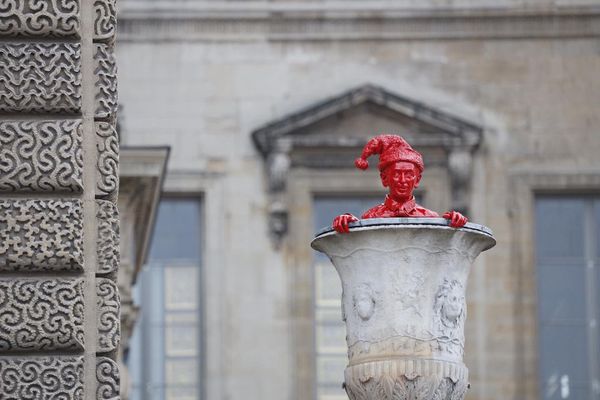 L'artiste toulousain a installé sa nouvelle oeuvre au représentant Eric Zemmour au Louvre (Paris).