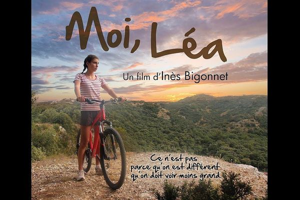 Inès, Léa dans le film, pédale contre les préjugés dans la campagne gardoise.