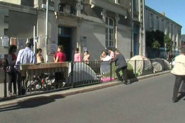 Les tentes plantées par les parents d'élèves de l'école Emile-Péhant à Nantes