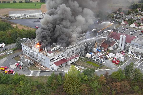 Vue aérienne de l'incendie de l'usine Mondelez à Jussy dans l'Aisne