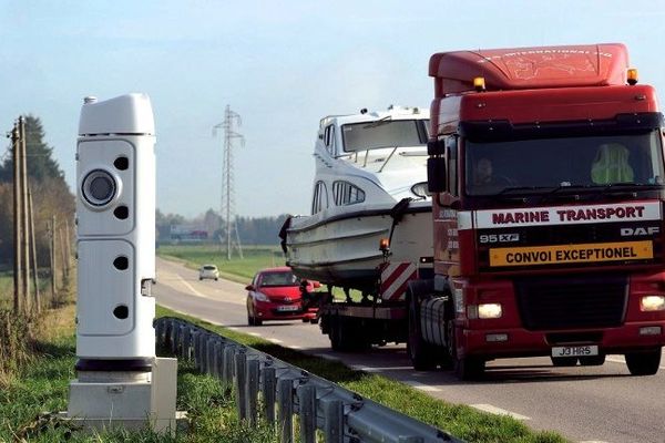 Une borne écotaxe sur route départementale dans l'Ouest de la France.