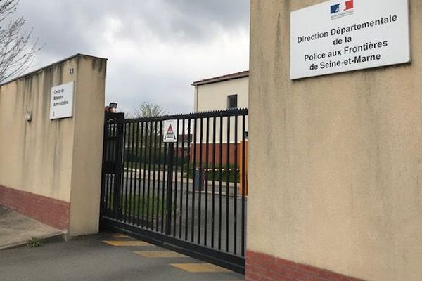 Le CRA du Mesnil-Amelot (Seine-et-Marne) peut accueillir jusqu'à 240 personnes.