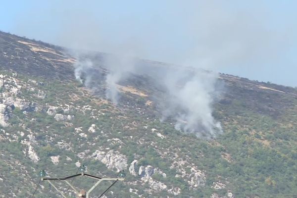 La progression des flammes est ralentie par la topographie du lieu