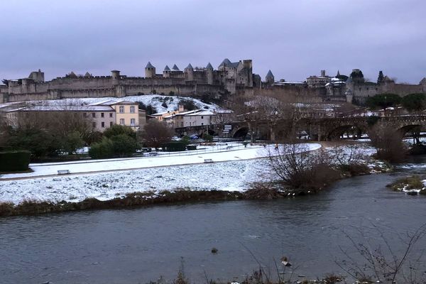 Carcassonne - la neige au pied de la Cité médiévale et au bord de l'Aude - 20 janvier 2023.