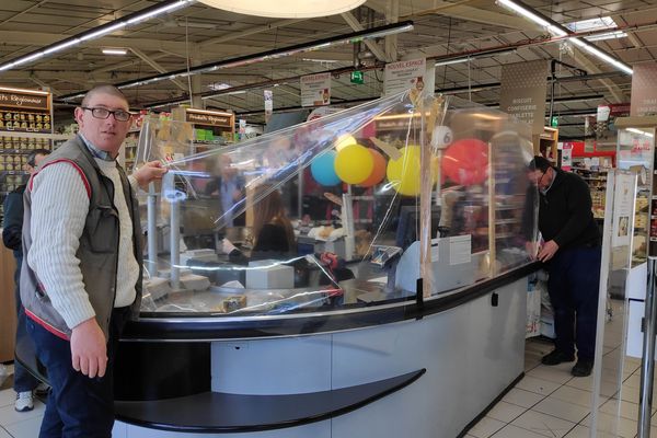 Dans ce magasin de Rouen, des plaques de plexiglas et des toiles cirées transparentes autour de caisses