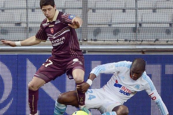 Maor Melikson et Valenciennes pensaient tenir face à l'OM mais Rod Fanni (à droite) en a décidé autrement. 