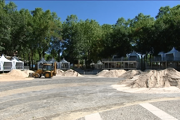 700 tonnes de sable, venu d'une carrière voisine, ont été déversées sur la place de la Guierle.