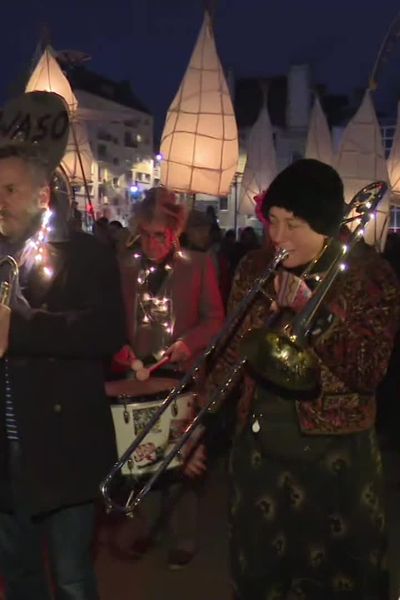 En musique, les 350 lanternes ont illuminé le centre ville.