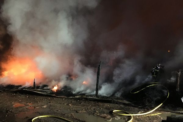 Les pompiers ont la tâche difficile en raison de l'épaisse fumée et du sol jonché de détritus en tout genre