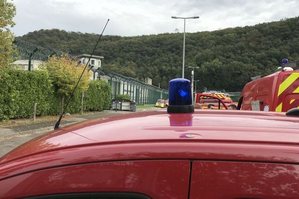 Les pompiers déployés devant la maison d'arrêt de Varces ce lundi après-midi.