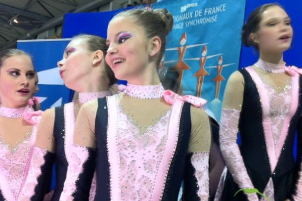 Une patineuse russe rayonnante à la compétition junior vendredi à la French Cup