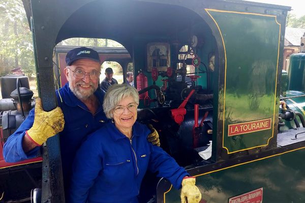 Pierre-Michel et Reine-Marie Bergé sont venus de Toulouse pour suivre le stage de conduite de locomotives à vapeur à Rillé, en Touraine.