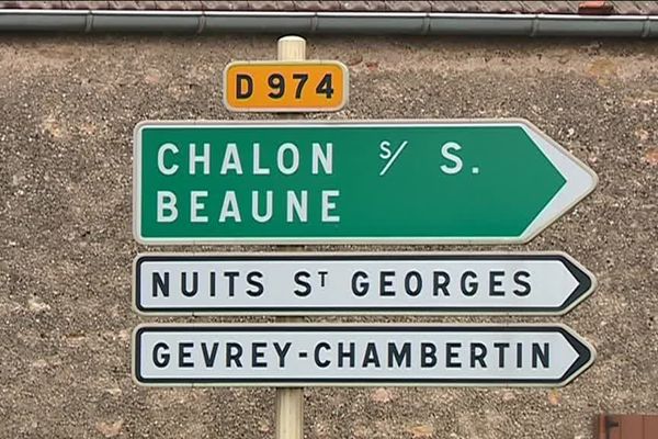 La D 974 ou route des grands crus relie Dijon à Beaune