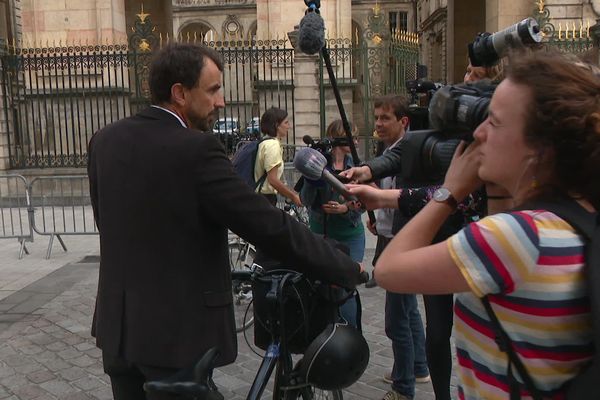 Le futur maire écologiste de Lyon est arrivé à vélo, lundi 29 juin: Grégory Doucet doit rencontrer Gérard Collomb pour préparer la transition municipale, avant la transition écologiste.