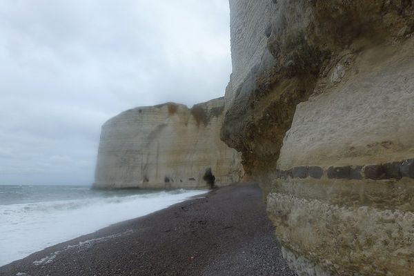 En Seine-Maritime, sur la Côte d'Albâtre, la Valleuse d'Antifer sous la pluie.