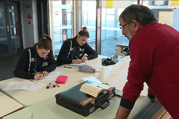 Une heure par semaine, ces recrues étrangères du Quimper Volley 29 retourne sur les bancs de l'école pour apprendre le Français.