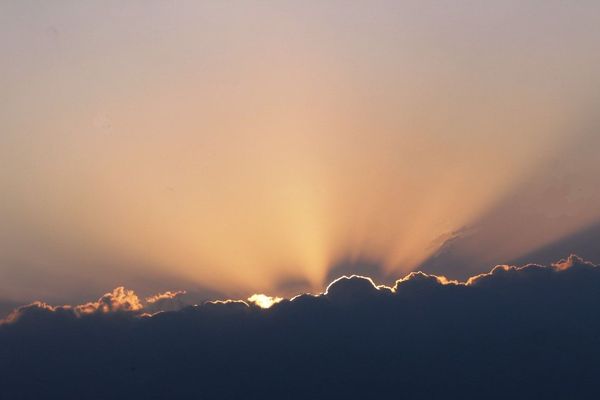 Le ciel devient de plus en plus lumineux avec un risque d'ondée