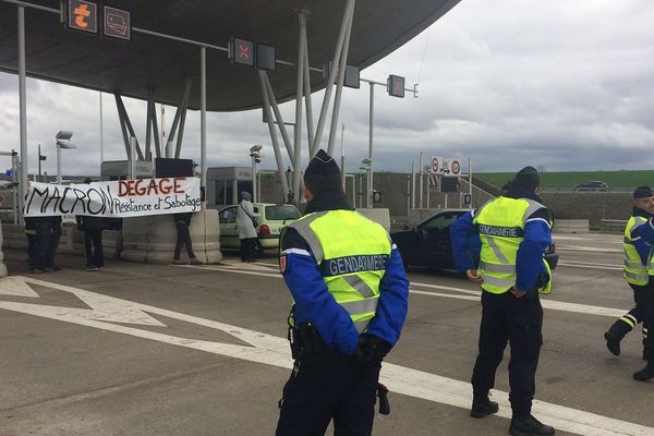 Les opposants ont procédé à des barrages filtrants au péage du Viaduc de Millau