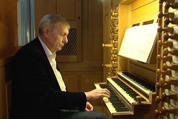 Jean Marie, organiste amateur, ne se lasse pas de parcourir les touches de cet orgue unique dans la région.